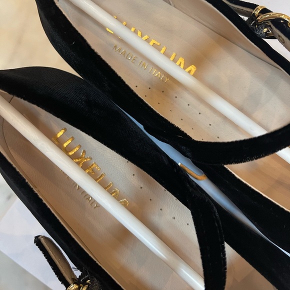 Beautiful girls shoes. Velvet withe brooch. Brand new in box. - Picture 5 of 5